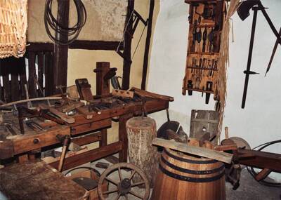 Hobelbank und zum Feuern gerichtetes Eichenfass in der Büttnerwerkstatt